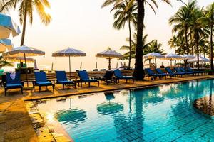 schöner Sonnenschirm und Stuhl um den Pool im Hotel und Resort?