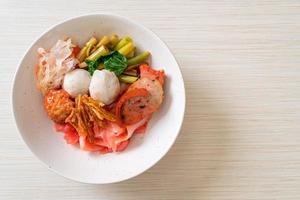 yen-ta-four - trockene thailändische Nudeln mit verschiedenem Tofu und Fischbällchen in roter Suppe foto
