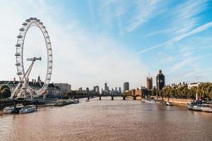 Big Ben und Westminster Bridge in London, Großbritannien foto