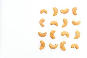 Cashewnüsse auf weißem Hintergrund foto