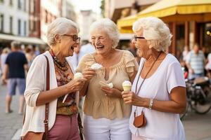Frauen haben Spaß und haben Eis Sahne Zapfen im das Stadt Straße, im das Stil von Großelternkern foto