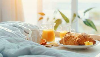 Frühstück Tablett mit Orange Saft, Croissants und Milch im das Zimmer foto
