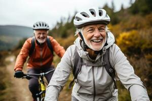 aktiv Senior Paar Radfahren durch Landschaft Foto mit leeren Raum zum Text