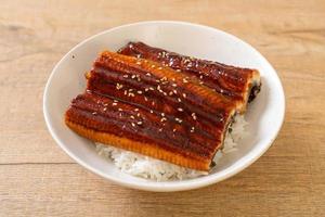 japanischer Aal gegrillt mit Reisschüssel oder Unagi Don foto