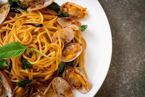 gebratene Spaghetti mit Venusmuscheln und Knoblauch und Chili rühren foto