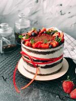 hausgemachter köstlicher und saftiger Kuchen, dekoriert mit lebenden Erdbeeren und Beeren. foto