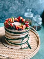 hausgemachter köstlicher und saftiger Kuchen, dekoriert mit lebenden Erdbeeren und Beeren.
