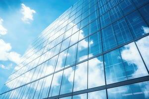 reflektierend Glas Wolkenkratzer und Geschäft Büro Gebäude mit Blau Himmel im das Hintergrund foto