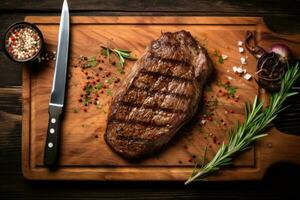 gegrillt Fleisch Grill Steak mit Knoblauch, Salz- und Pfeffer auf ein rustikal Küche hölzern Schneiden Tafel mit Kopieren Raum. foto