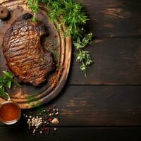 gegrillt Fleisch Grill Steak auf hölzern Schneiden Tafel mit Rosmarin und Kopieren Raum. oben Sicht. foto