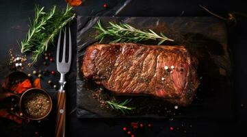 gegrillt Fleisch Grill Steak auf hölzern Schneiden Tafel mit Rosmarin und Kopieren Raum. oben Sicht. foto