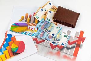 20- und 50-Euro-Banknoten mit Diagrammen und Portfolios foto