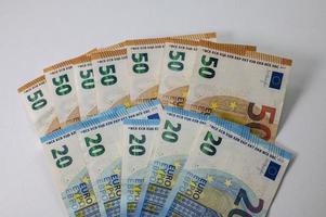 Fächerförmige 50- und 20-Euro-Banknoten foto