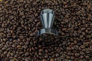 Kaffeebohnen mit Stahlkaffeepresse foto