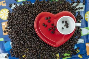 Kaffeekornkomposition mit Tasse und Untertasse in Herzform foto