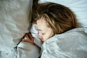 Frau schläft im Bett foto