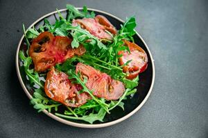 rot Tomate Salat Rucola gesund Mahlzeit Essen Snack auf das Tabelle Kopieren Raum Essen Hintergrund rustikal oben Aussicht foto