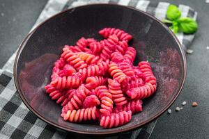 Rosa Pasta Zuckerrüben Soße Gemüse Fusilli Rote Beete frisch Essen Mahlzeit Snack Vegetarier Essen auf das Tabelle Kopieren Raum Essen Hintergrund foto