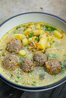 Suppe Frikadelle zuerst Kurs Fleisch Bälle Gemüse Essen Mahlzeit Snack auf das Tabelle Kopieren Raum Essen Hintergrund rustikal oben Aussicht foto