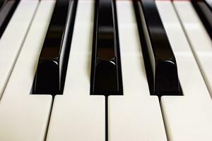 Klavier Tastatur Weiß und schwarz Schlüssel schließen oben Vorderseite Aussicht foto