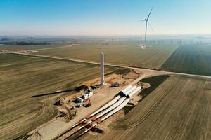 Konstruktion Seite? ˅ mit Windmühle Turbine Teile auf Boden foto