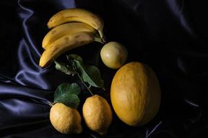 gelbe Frucht auf schwarzem Hintergrund