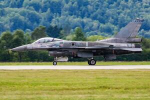 Militär- Kämpfer Jet Flugzeug beim Luft Base. Flughafen und Flugplatz. Luft Macht Flug Betrieb. Luftfahrt und Flugzeug. Luft Verteidigung. Militär- Industrie. fliegen und fliegend. foto