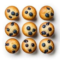 köstlich Blaubeere Muffins isoliert auf Weiß Hintergrund foto