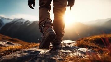 Wandern Mann mit Rucksack Wandern im das Berge. Wandern Konzept foto