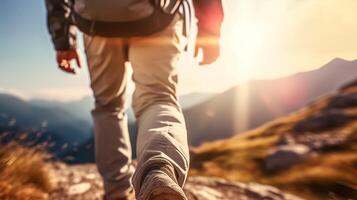 Wandern Mann mit Rucksack Wandern im das Berge. Wandern Konzept foto