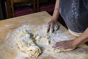 Oma bereitet hausgemachte Pasta zu