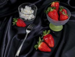 Tasse reife Erdbeeren mit Sahne