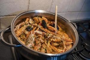 frische Fischsuppe mit Scampi und Meeresfrüchten foto