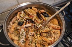 frische Fischsuppe mit Scampi und Meeresfrüchten foto