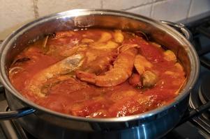 Tomaten-Fischsuppe mit Meeresfrüchten foto