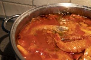 Tomaten-Fischsuppe mit Meeresfrüchten foto