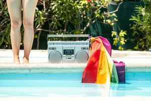 Gruppe von freunde Sonnenbaden im das Schwimmbad mit alt Aufzeichnung Spieler. lgtbi Bewegung foto