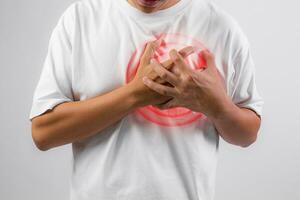 medizinisch Krise Diagnose und Behandlung von akut Herz Attacke oder schmerzlich Krämpfe Symptome im Erwachsene Männer, Gesundheitswesen Konzept. foto