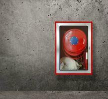 Feuer Feuerlöscher zum Feuer Schutz auf Zement Wände foto