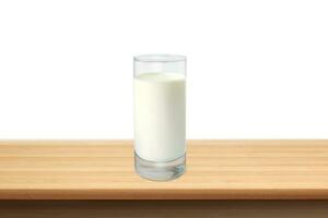 Glas von Milch auf hölzern Tabelle isoliert auf Weiß Hintergrund foto