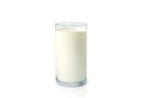 einer Glas von Milch isoliert auf Weiß Hintergrund foto