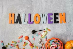 fröhlicher halloween-tag mit geisterbonbons, kürbis, schüssel und dekorativ. trick oder bedrohung, hallo oktober, herbst, festliches, party- und feiertagskonzept foto