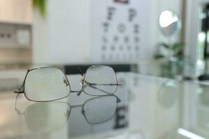 Nahansicht von Brille im optisch speichern, Brille auf das Glas im Klinik foto