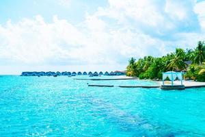 Wunderschönes tropisches Malediven Resort Hotel und Insel mit Strand und Meer