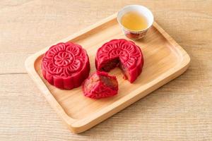 chinesischer mondkuchen erdbeerrote bohnengeschmack foto