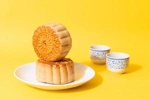 chinesischer mondkuchen auf teller foto