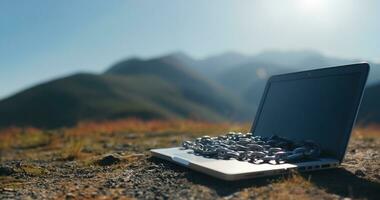 Bank Symbol. angekettet Laptop auf Berg Hintergrund. ai generativ. foto