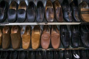 21 Juli 2023, dhaka, Badda, notun Basar. Schaum Schuhe Vitrine auf Verkauf Geschäft Regale zum Verkauf im Bangladesch foto