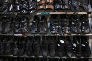21 Juli 2023, dhaka, Badda, notun Basar. Schaum Schuhe Vitrine auf Verkauf Geschäft Regale zum Verkauf im Bangladesch foto