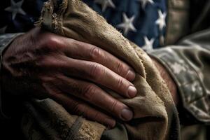 ein schließen - - oben Foto von ein amerikanisch Soldat Hand halten ein gefaltet amerikanisch Flagge, Darstellen Ehre und opfern. generativ ai